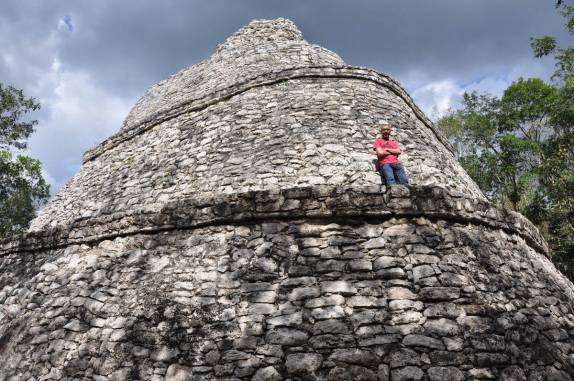 No alto de templo maya nas ruínas de Cobá, na península do Yucatán, no México